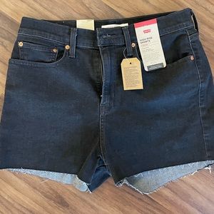 NWT black high rise Levi’s size 12/31 shorts